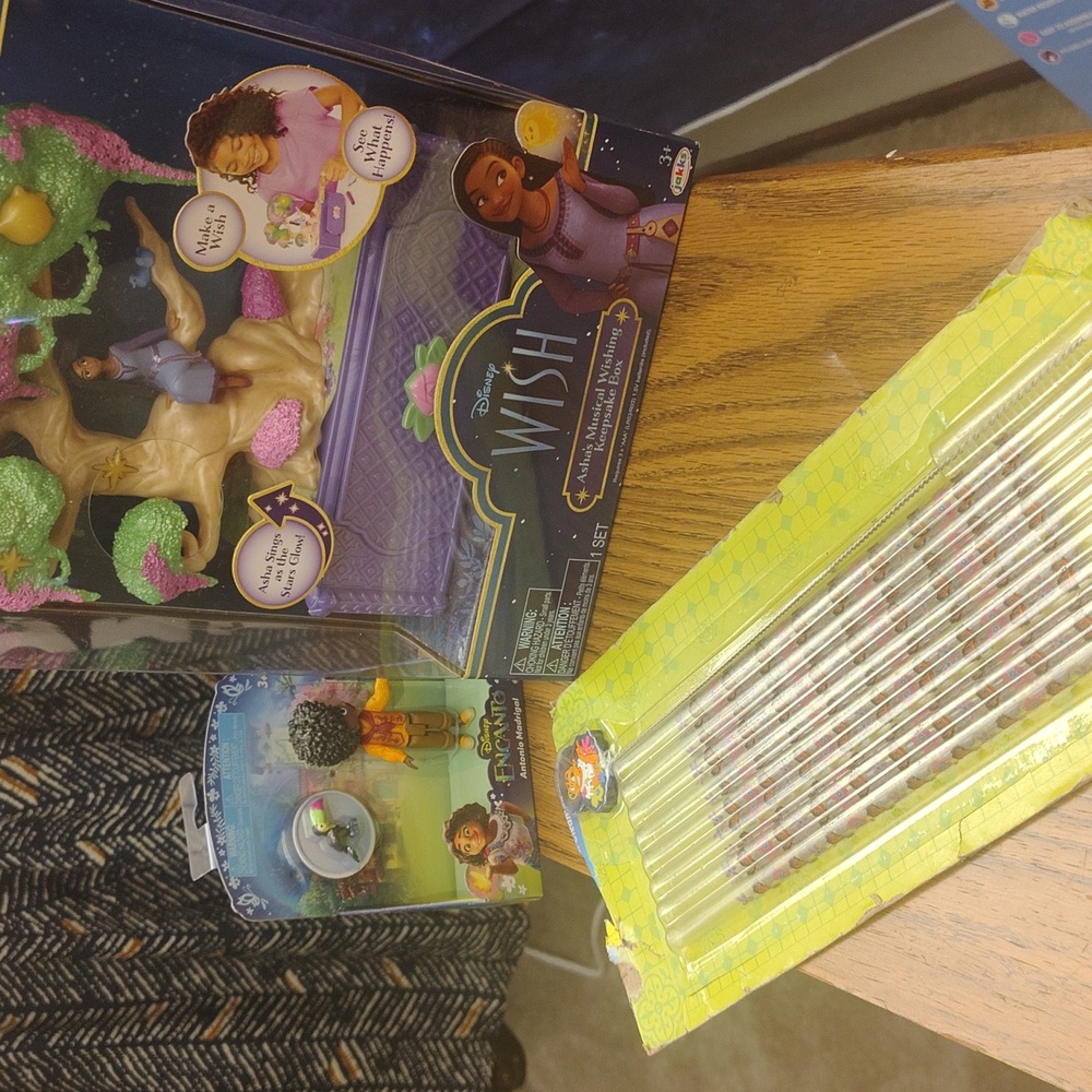 8 piece straws and a wish box and the encanto figurine